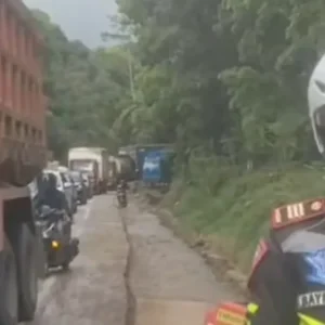 Jalan Licin Tumpahan CPO, Arus Padang–Solok Tersendat Lagi
