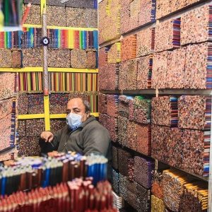 Medad Raffy, Toko Pensil Legendaris di Teheran yang Menjaga Dunia Tetap Berwarna Sejak 1990