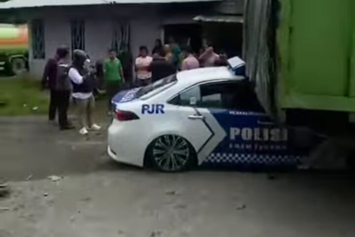 Mobil Patwal Polda Sumbar Ringsek Saat Kawal Ambulans! Mobil Patwal Polda Sumbar Ringsek Saat Kawal Ambulans!