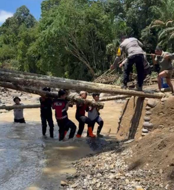 Personel Polres Agam Gercep Bangun Jembatan Darurat di Salareh Aia