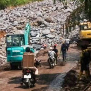 Tim Diskominfo Agam Pasang Starlink di Limo Badak Demi Internet Darurat Warga Bencana