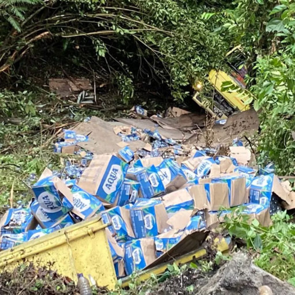 Truk Air Mineral Terjun ke Jurang Bonjol Pasaman Akibat Rem Blong