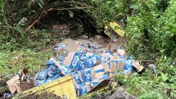 Truk Air Mineral Terjun ke Jurang Bonjol Pasaman Akibat Rem Blong