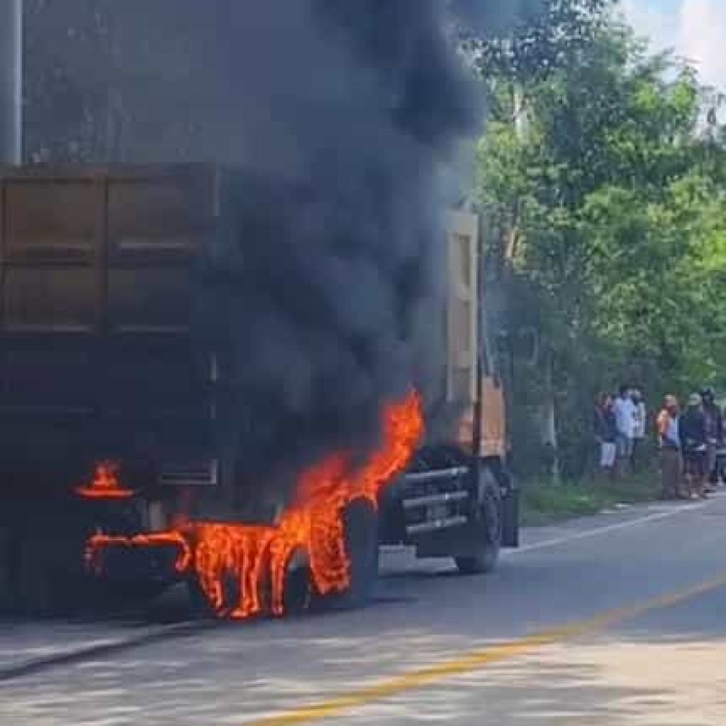 Truk Batu Bara Terbakar di Dharmasraya Hebohkan Pengguna Jalan Lintas Sumatera