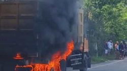 Truk Batu Bara Terbakar di Dharmasraya Hebohkan Pengguna Jalan Lintas Sumatera