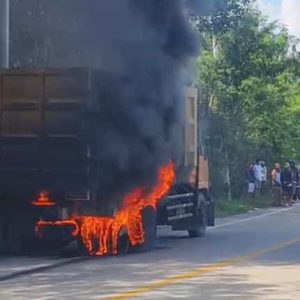 Truk Batu Bara Terbakar di Dharmasraya Hebohkan Pengguna Jalan Lintas Sumatera