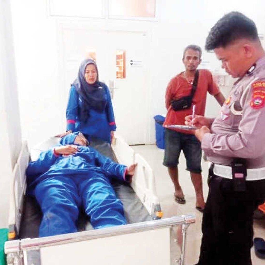 Truk Hantam Motor di Lampu Merah Solok, Dua Orang Luka-luka