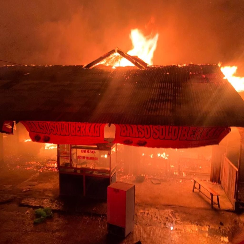Walau Hujan, 4 Bangunan Ludes Dihanguskan Api di Kebakaran Berok Raya Siteba Padang
