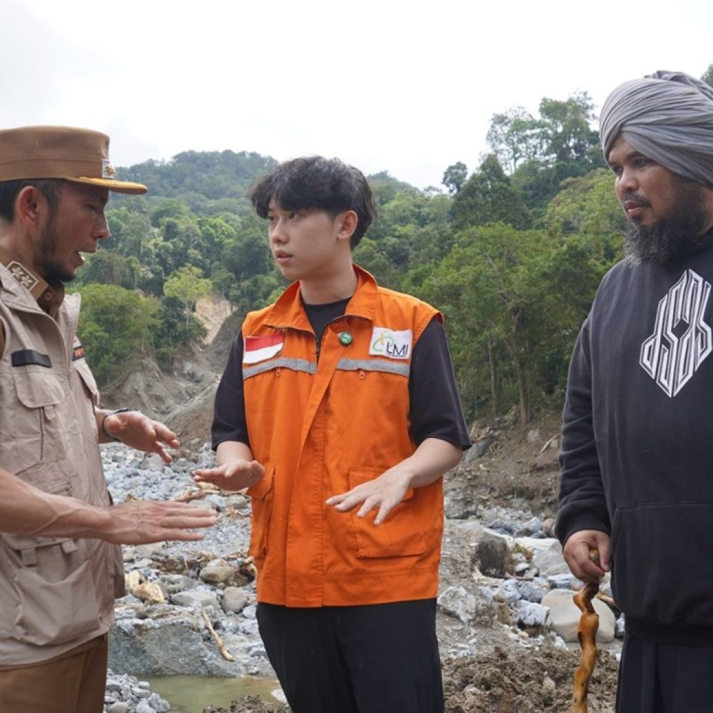 Willie Salim dan Ustaz Derry Sulaiman Soroti Dampak Bencana Padang Panjang, Komitmen Bangun Rumah Warga Hanyut