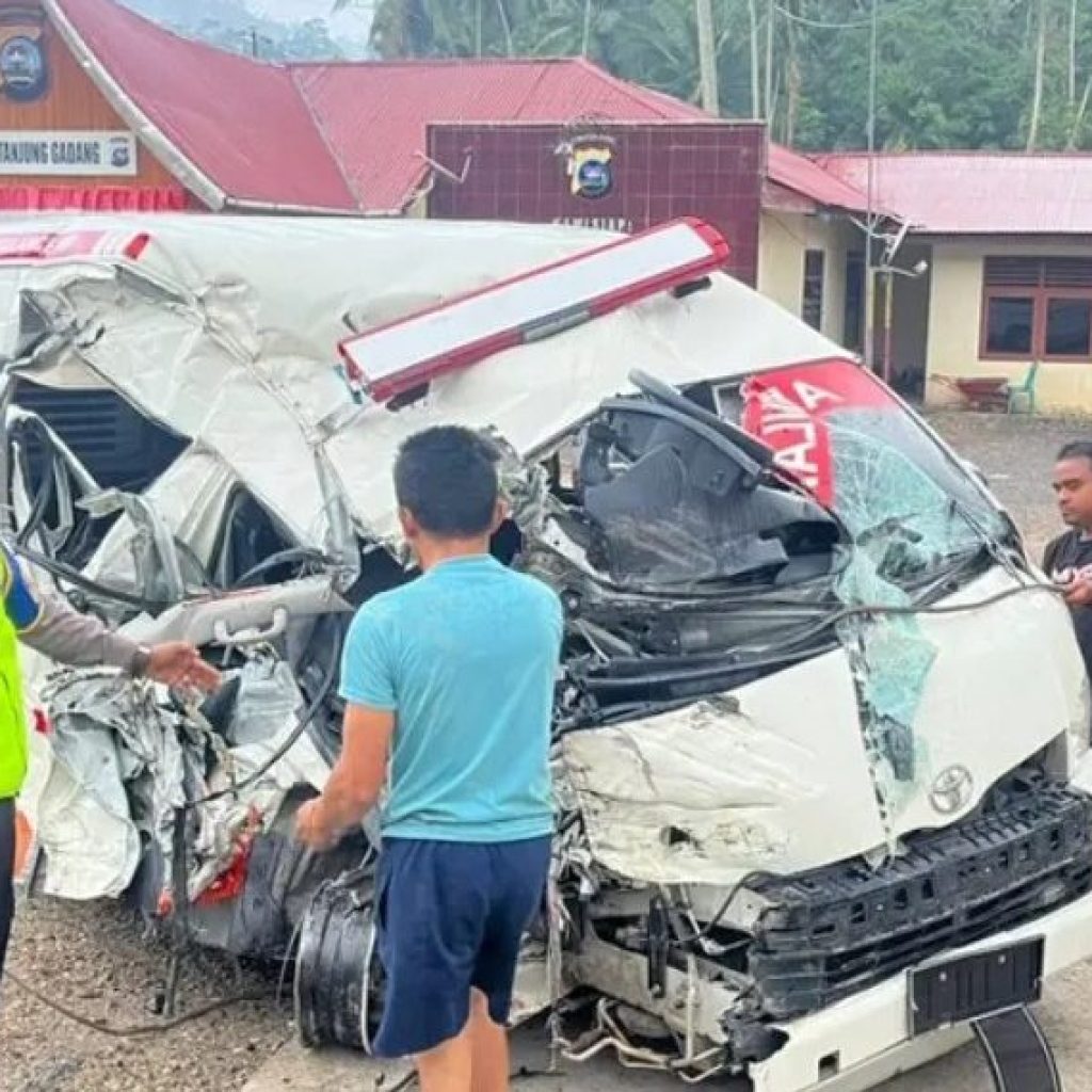 Ambulans Rujukan Pasien Tabrak Truk di Sijunjung Saat Melaju Kencang