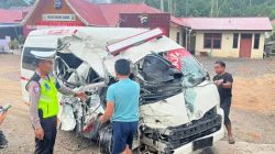 Ambulans Rujukan Pasien Tabrak Truk di Sijunjung Saat Melaju Kencang