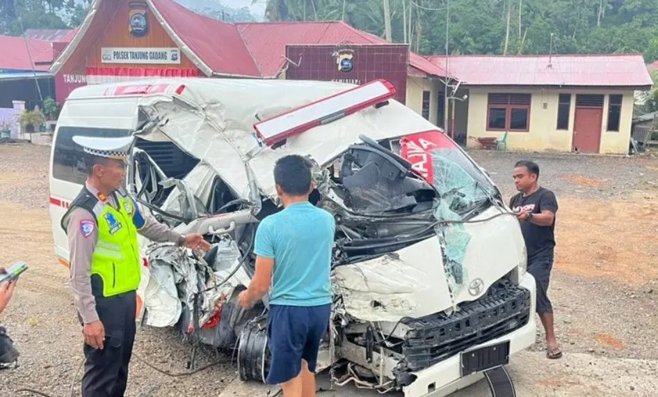 Ambulans Rujukan Pasien Tabrak Truk di Sijunjung Saat Melaju Kencang
