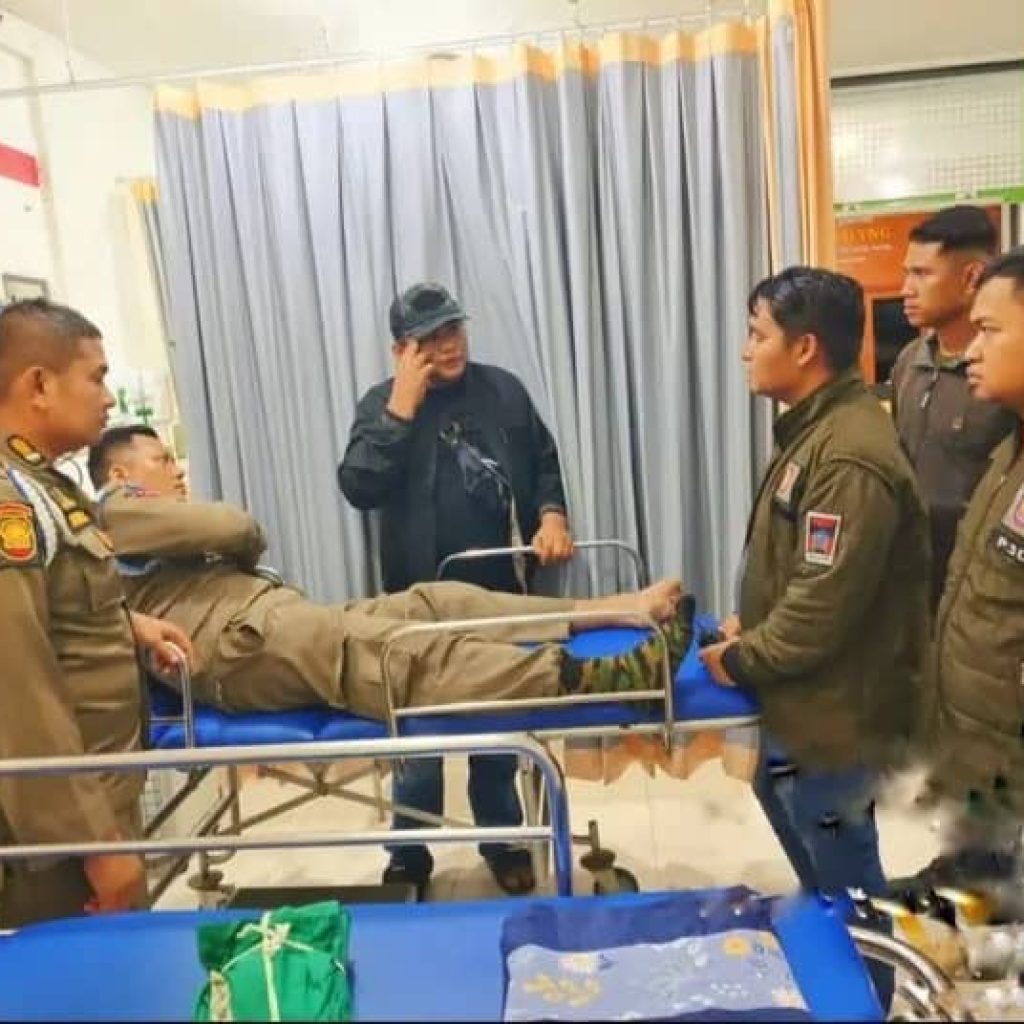 Anggota Satpol PP Padang Patah Kaki Ditabrak Motor Saat Hadapi Massa Anarkis