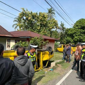 Angkot Terbalik Tanahdatar Akibat Ban Pecah, Sopir dan 13 Pelajar Terluka