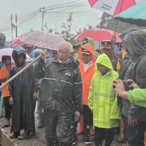 Gubernur Mahyeldi Tinjau Banjir Bandang Susulan Maninjau dan Perintahkan Pengerukan Sungai