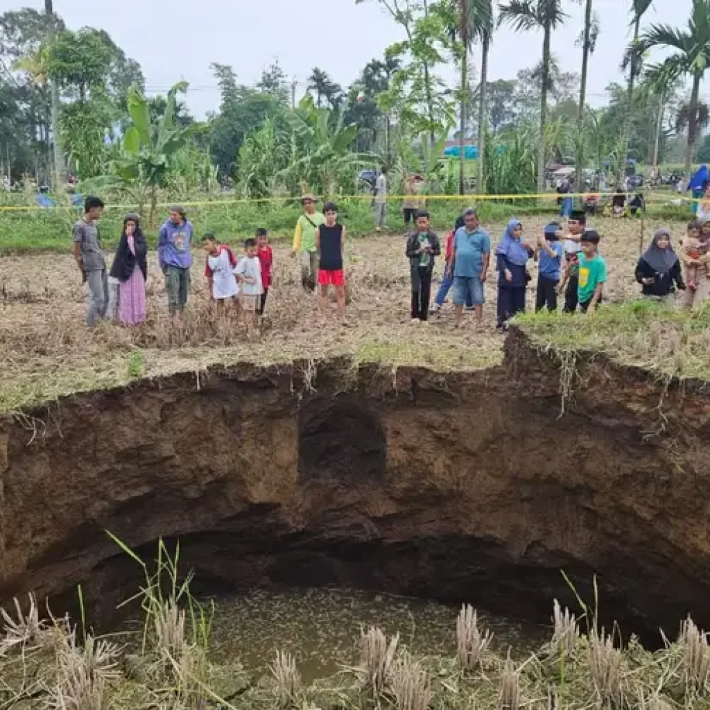 Lubang Raksasa 20 Meter Mendadak Muncul di Sawah Situjuah Batua
