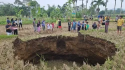 Lubang Raksasa 20 Meter Mendadak Muncul di Sawah Situjuah Batua