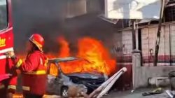 Mobil Brio Terbakar di Depan UNP Padang Diduga Angkut Jerigen BBM