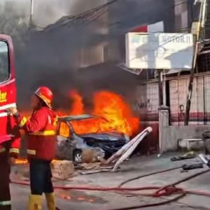 Mobil Brio Terbakar di Depan UNP Padang Diduga Angkut Jerigen BBM