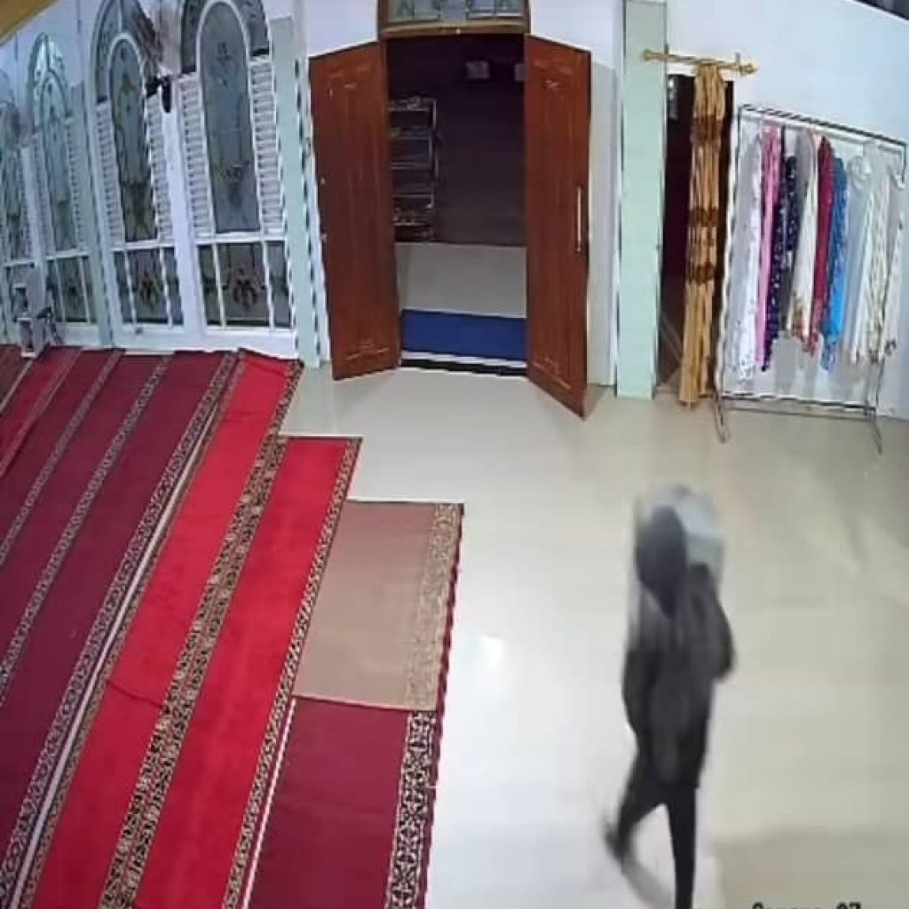 Pencurian Kotak Amal Masjid di Pesisir Selatan Terekam CCTV dan Viral