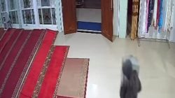 Pencurian Kotak Amal Masjid di Pesisir Selatan Terekam CCTV dan Viral