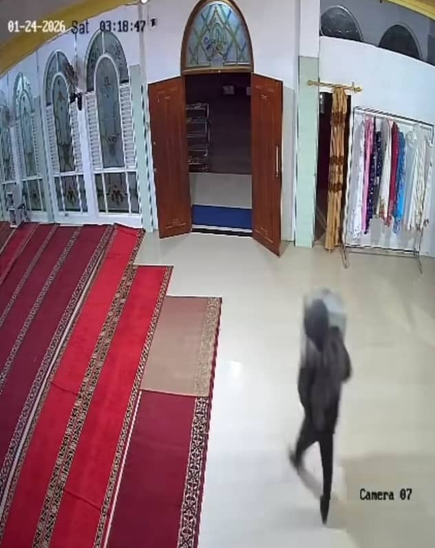 Pencurian Kotak Amal Masjid di Pesisir Selatan Terekam CCTV dan Viral