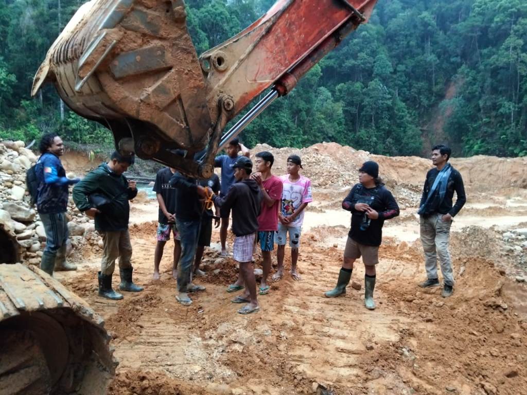 Tambang Emas Ilegal Sijunjung Digerebek Polisi 7 Orang Ditangkap Saat Beraksi Malam Hari