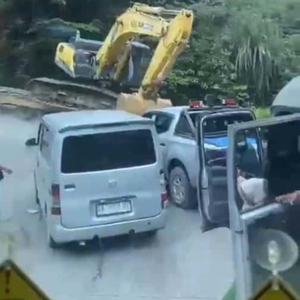 Excavator di Sitinjau Lauik Menghantam Kendaraan dan Membuat Macet Total Jalur Padang Solok