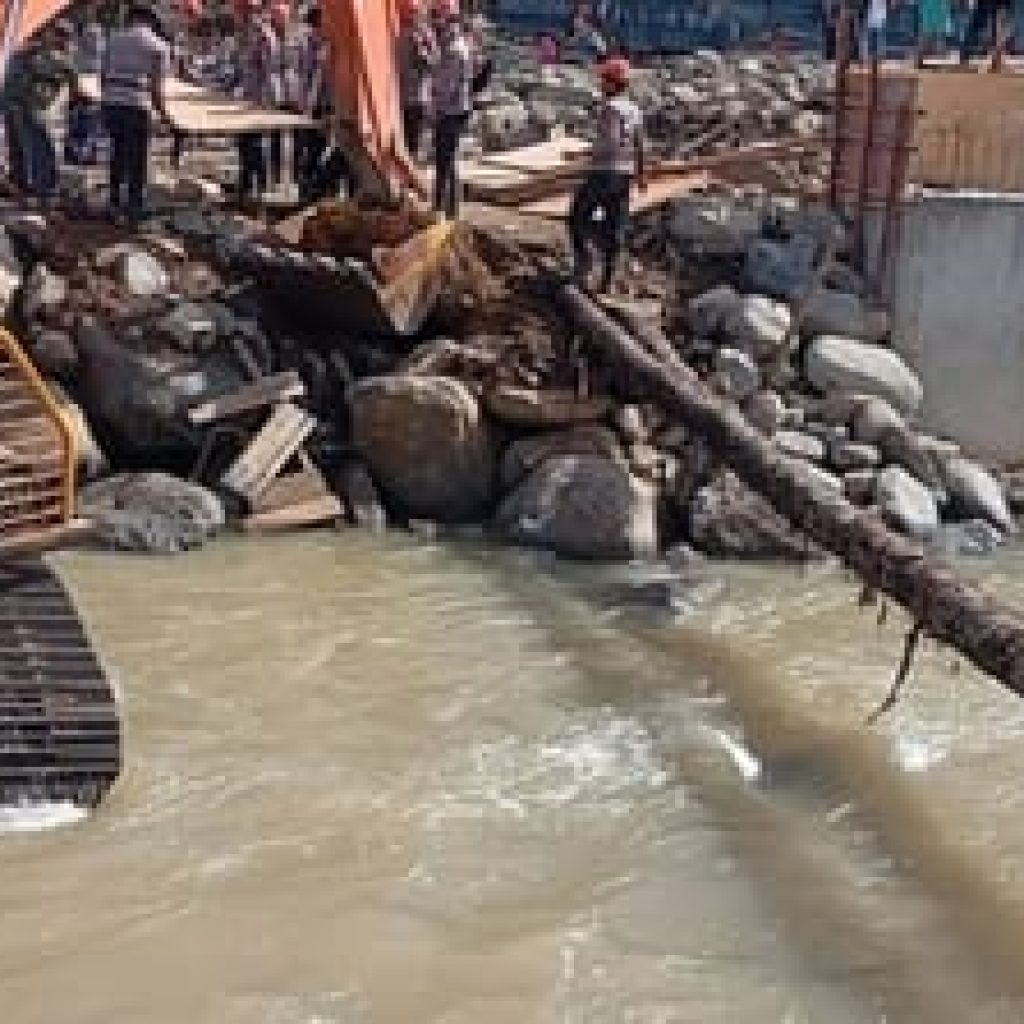 Jembatan Darurat Palembayan Hanyut Warga Agam Terisolasi Akibat Banjir dan Longsor