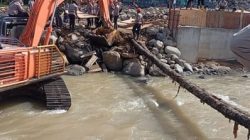 Jembatan Darurat Palembayan Hanyut Warga Agam Terisolasi Akibat Banjir dan Longsor