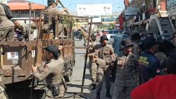 Petugas Gabungan Bongkar Lapak Liar dalam Penertiban PKL Pasar Raya Padang