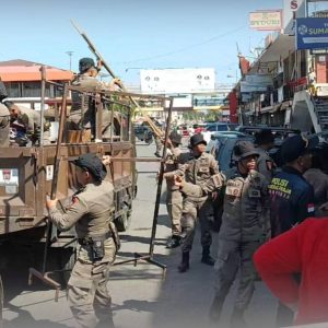 Petugas Gabungan Bongkar Lapak Liar dalam Penertiban PKL Pasar Raya Padang