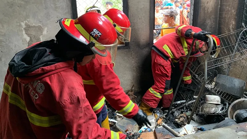 Kebakaran di Padang Hanguskan Kantin SMAN 10 dan Gudang Batipuh Panjang Hari Ini