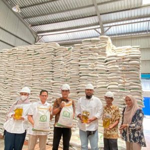 Pemkab Pesisir Selatan Pastikan Kualitas Bantuan Pangan Layak Konsumsi di Gudang Bulog Sago