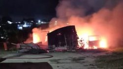 Mobil L300 dan Bangunan Kayu Terbakar Hebat di Samping RSUD Bukittinggi