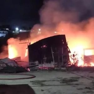 Mobil L300 dan Bangunan Kayu Terbakar Hebat di Samping RSUD Bukittinggi