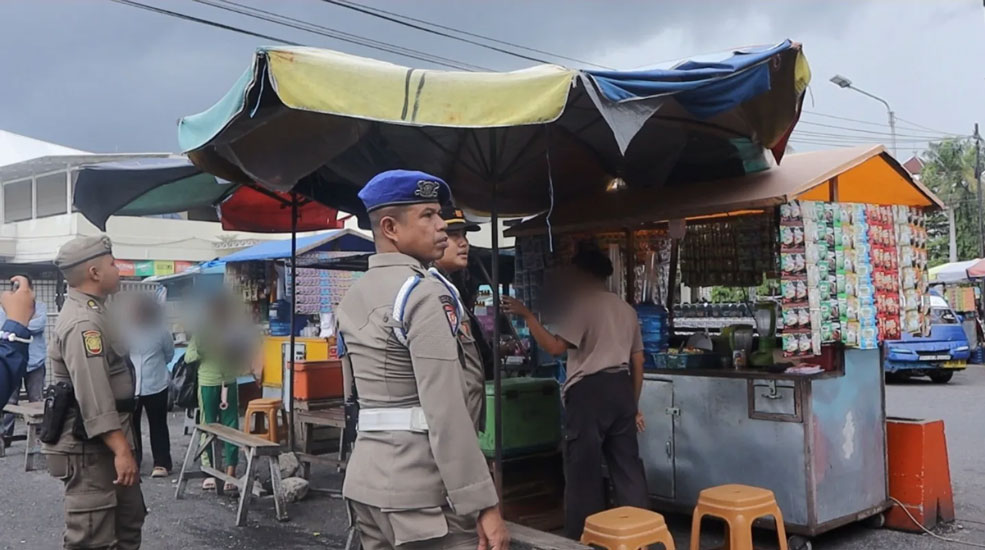 Satpol PP Padang Tertibkan PKL Pasar Raya demi Kelancaran Lalu Lintas dan Keselamatan Warga