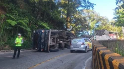 Truk Terbalik di Sitinjau Lauik Tepat pada Lokasi Viral Rombongan Arteria Dahlan Berfoto