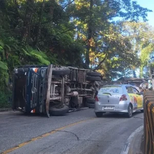 Truk Terbalik di Sitinjau Lauik Tepat pada Lokasi Viral Rombongan Arteria Dahlan Berfoto