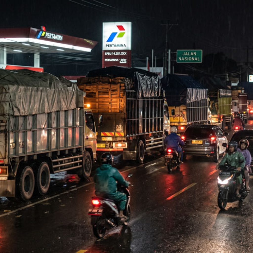 Antrean Truk di SPBU Makan Badan Jalan, Siapa Bertanggung Jawab atas Keselamatan Pengguna Jalan?
