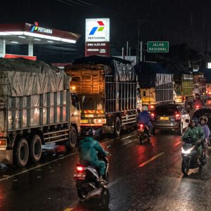 Antrean Truk di SPBU Makan Badan Jalan, Siapa Bertanggung Jawab atas Keselamatan Pengguna Jalan?