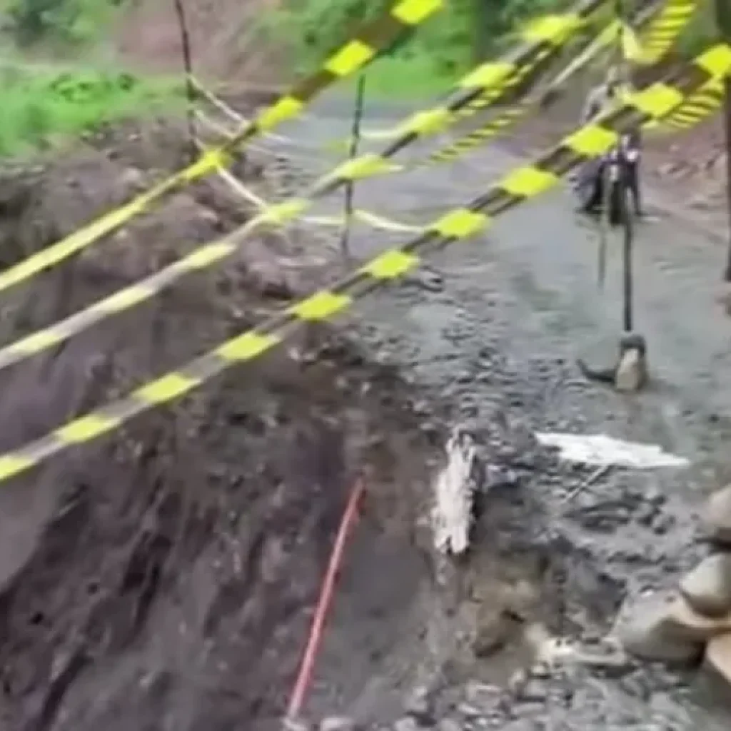Jalan Provinsi Padang Koto Gadang Matur Putus Akibat Hujan Deras, Mobil Tak Bisa Melintas
