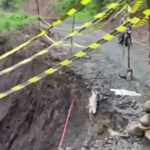 Jalan Provinsi Padang Koto Gadang Matur Putus Akibat Hujan Deras, Mobil Tak Bisa Melintas