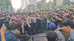 Massa Pendemo Rebut Pagar Pengamanan Saat Dihalangi ke Bundaran HI, Situasi di Jalan Sudirman Memanas
