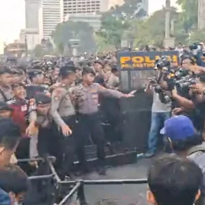 Massa Pendemo Rebut Pagar Pengamanan Saat Dihalangi ke Bundaran HI, Situasi di Jalan Sudirman Memanas