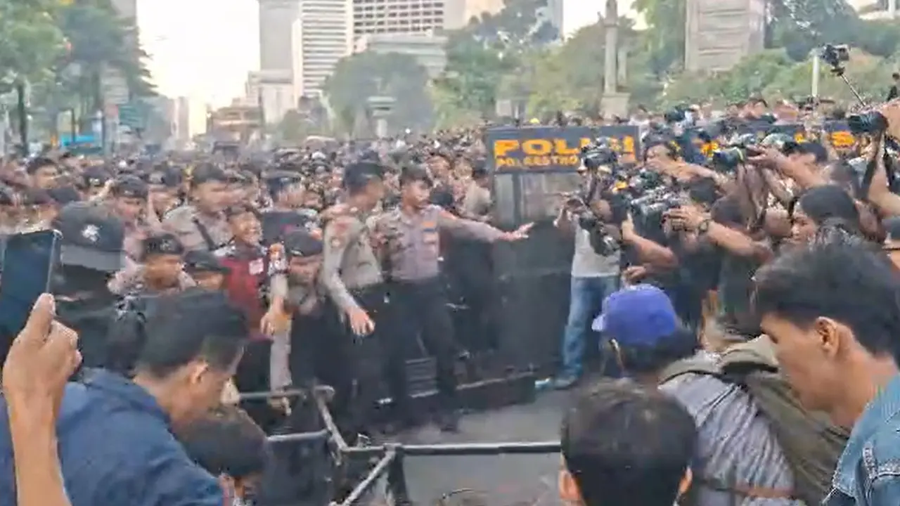 Massa Pendemo Rebut Pagar Pengamanan Saat Dihalangi ke Bundaran HI, Situasi di Jalan Sudirman Memanas