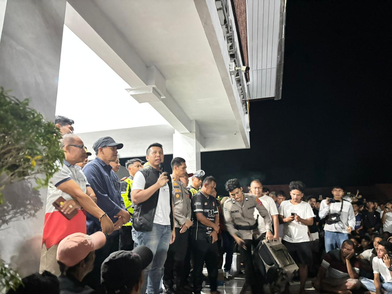 Ribuan Warga Datangi Mapolres Sijunjung Usai Pemberitaan Tambang Dinilai Tidak Berimbang