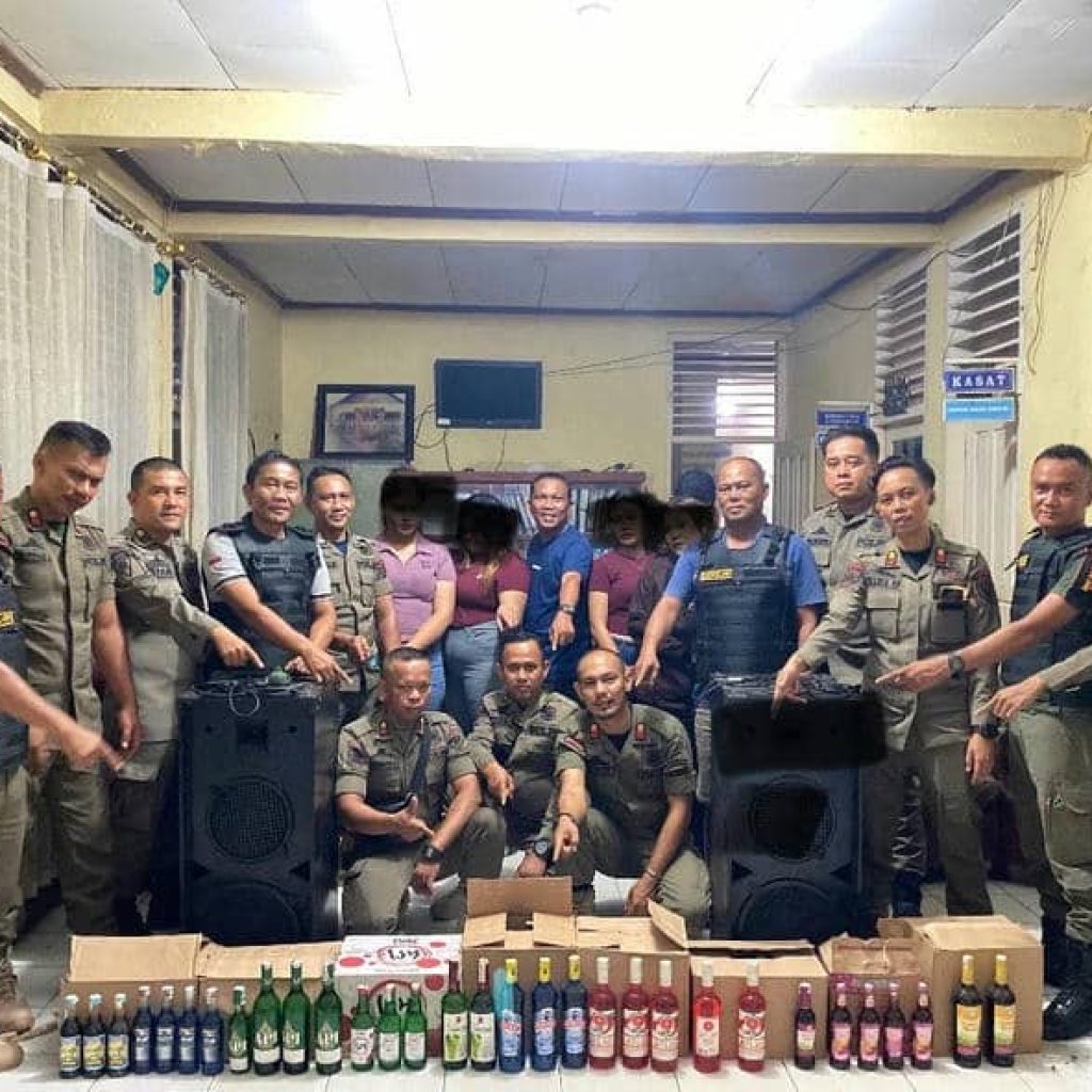 Satpol PP Pesisir Selatan Sita Puluhan Botol Minuman Beralkohol dalam Razia Dini Hari di Surantih