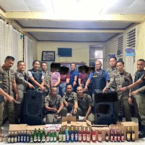 Satpol PP Pesisir Selatan Sita Puluhan Botol Minuman Beralkohol dalam Razia Dini Hari di Surantih