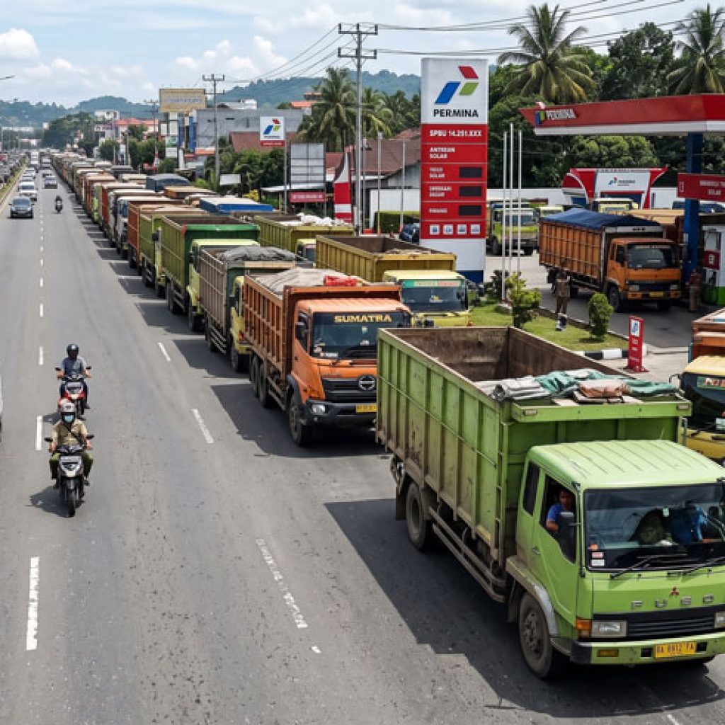 Truk dan Kendaraan Besar Antre di SPBU Hingga Makan Badan Jalan, Ancam Keselamatan Pengguna Jalan